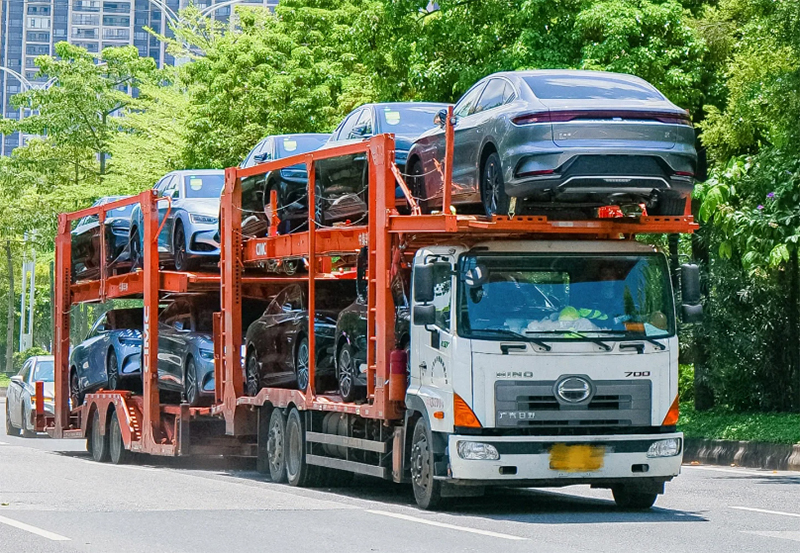 近年來，私家車托運(yùn)市場(chǎng)競(jìng)爭日益激烈，為爭奪市場(chǎng)份額，眾多托運(yùn)公司紛紛打響價(jià)格戰(zhàn)，為川渝地區(qū)車主帶來福音。本文將深入分析私家車托運(yùn)價(jià)格戰(zhàn)的現(xiàn)狀，并為車主們提供省錢省心的托運(yùn)選擇建議。